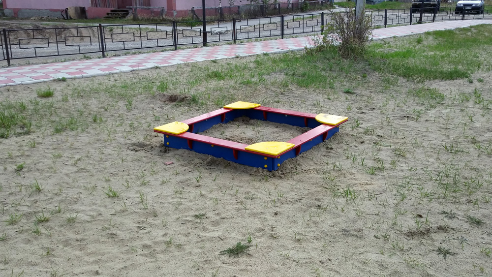 Детская площадка в кв. Комсомольском (район домов № 4, 6).