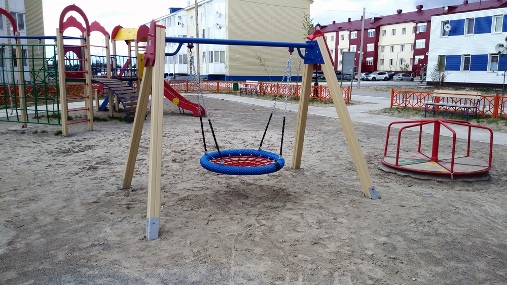 Детская площадка в кв. Школьном (район домов № 12, 13).